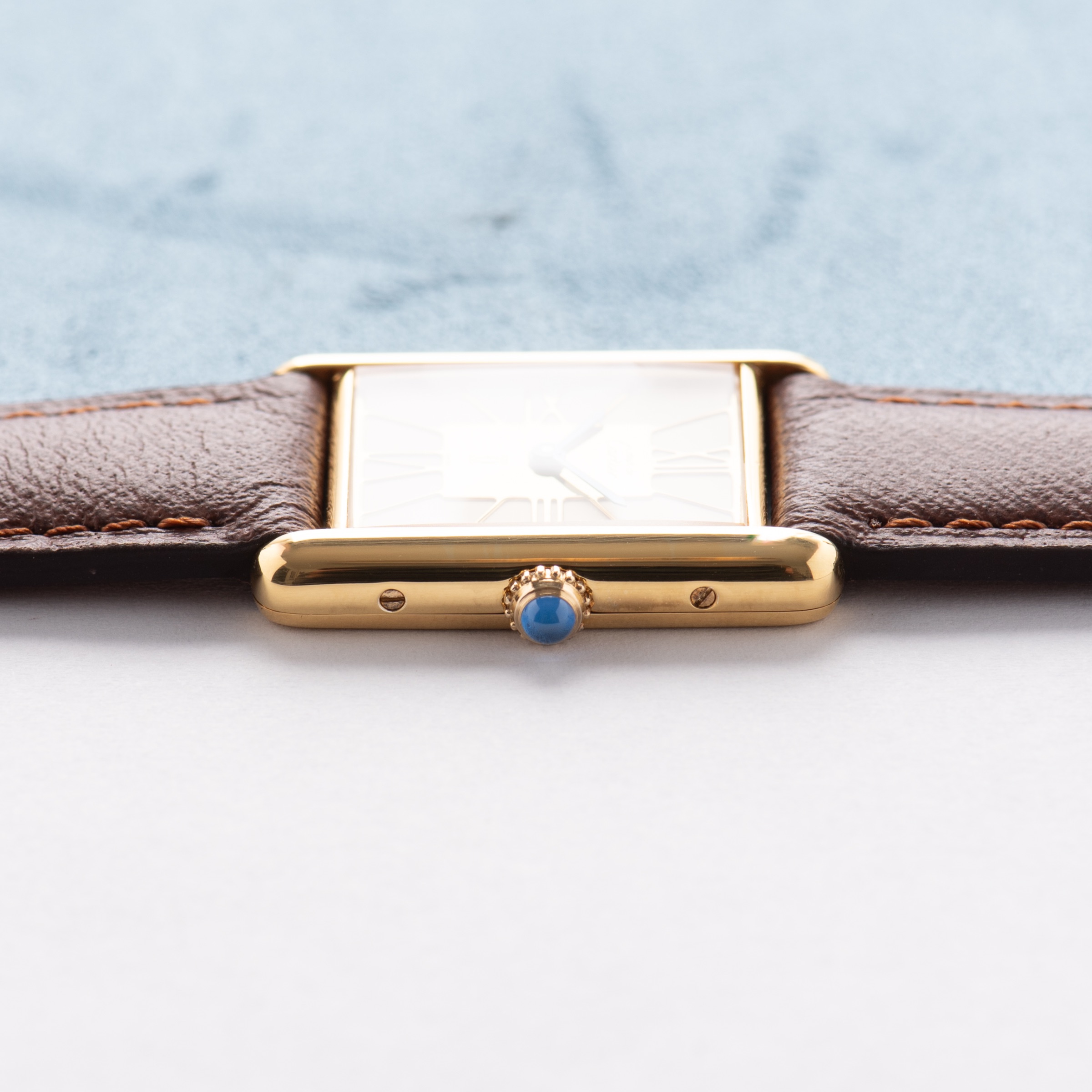 Vue de Cartier Must de Cartier Tank GM — cadran ivoire cloisonné — Réf. 6 81006 — 1980